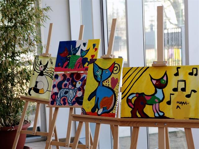 Kunstausstellung mit Katzen Gemälden